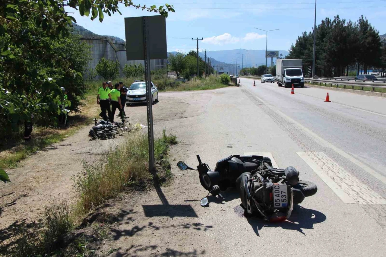 Amasya&rsquo;da motosikletler &ccedil;arpıştı: 2 yaralı
