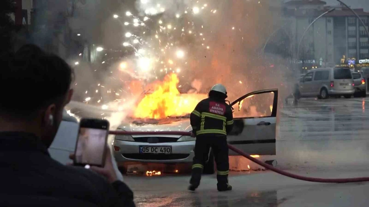 Amasya&rsquo;da otomobil alev alev yandı, patlamalar korkuttu
