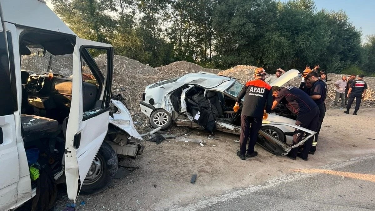Amasya&rsquo;da otomobil ile minib&uuml;s &ccedil;arpıştı: 1 &ouml;l&uuml;, 3 yaralı
