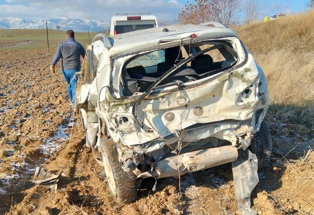 Amasya&rsquo;da otomobil ile SUV ara&ccedil; &ccedil;arpıştı: 8 yaralı
