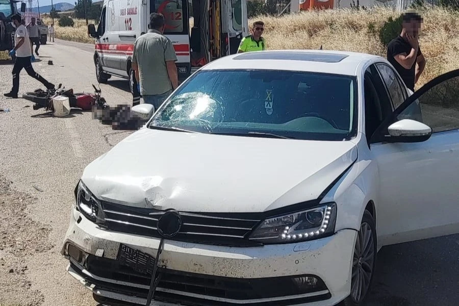 Amasya&rsquo;da otomobille &ccedil;arpışan motosikletli hayatını kaybetti
