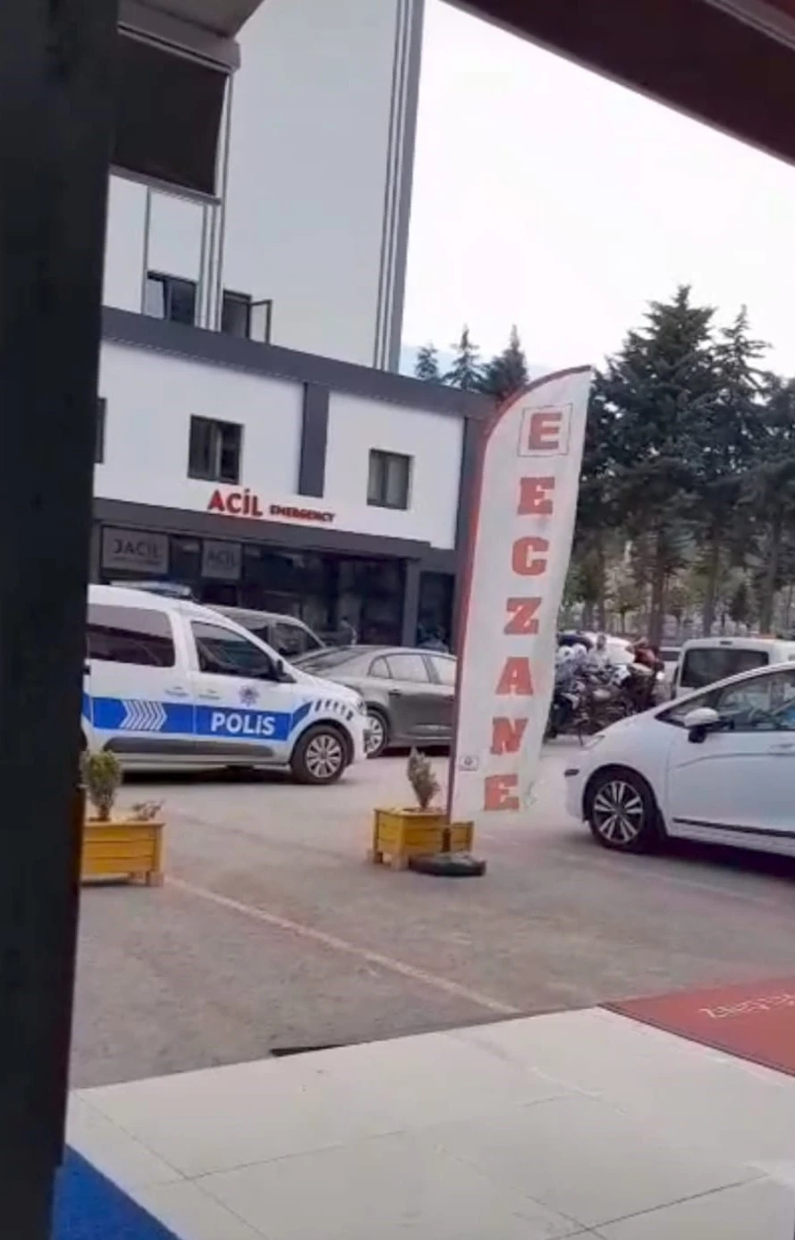 Amasya’da özel hastanede korku dolu anlar: Boğazına bıçak dayadı

