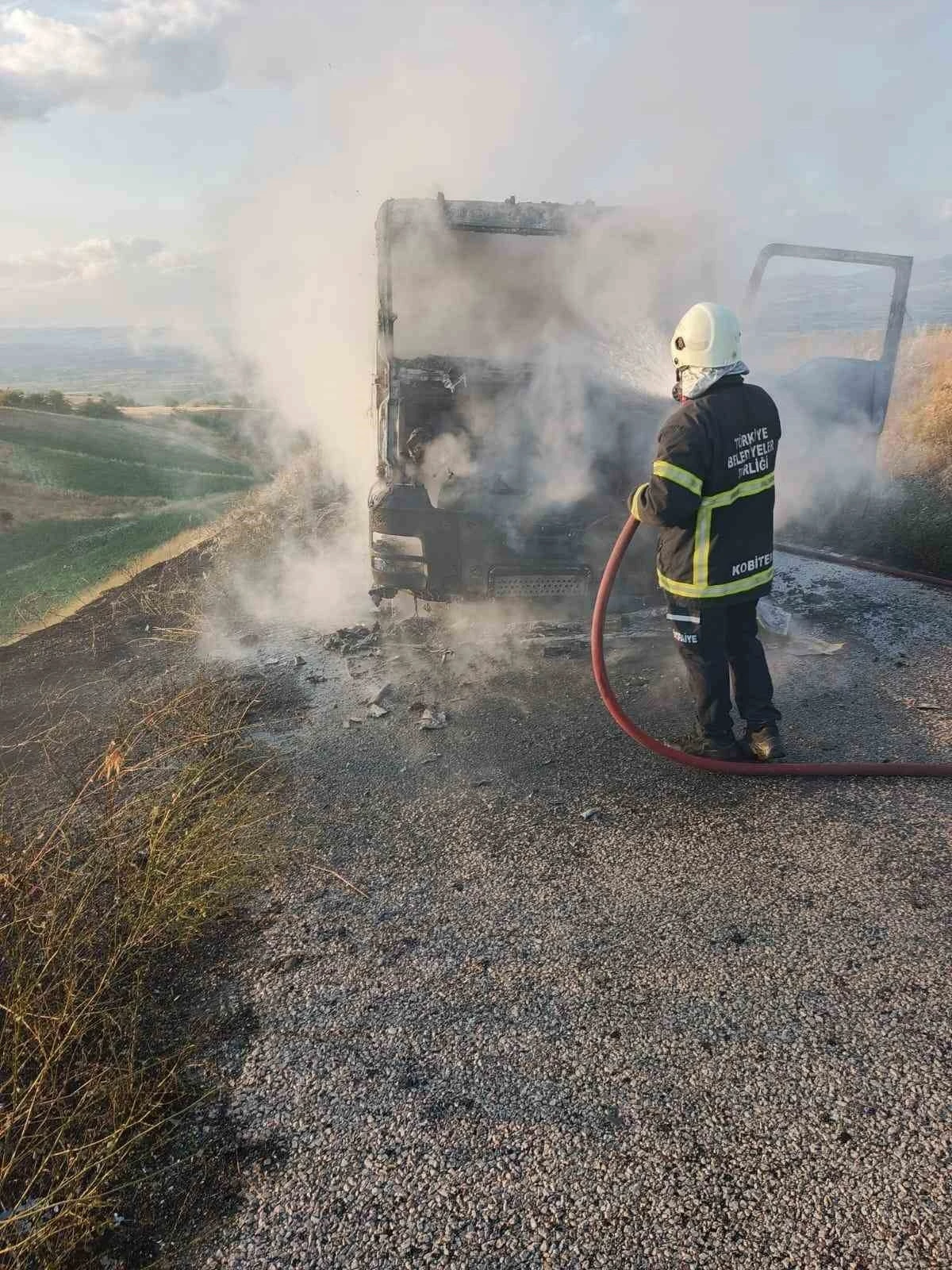 Amasya’da seyir halindeki beton mikseri alev alev yandı
