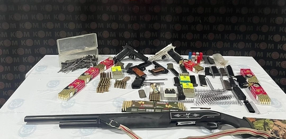 Amasya&rsquo;da silah ka&ccedil;ak&ccedil;ılığı operasyonu: 5 ruhsatsız silah ve 600&rsquo;den fazla fişek ele ge&ccedil;irildi

