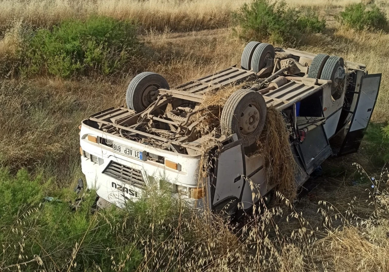 Amasya&rsquo;da tarım iş&ccedil;ilerini taşıyan midib&uuml;s devrildi: 16 yaralı
