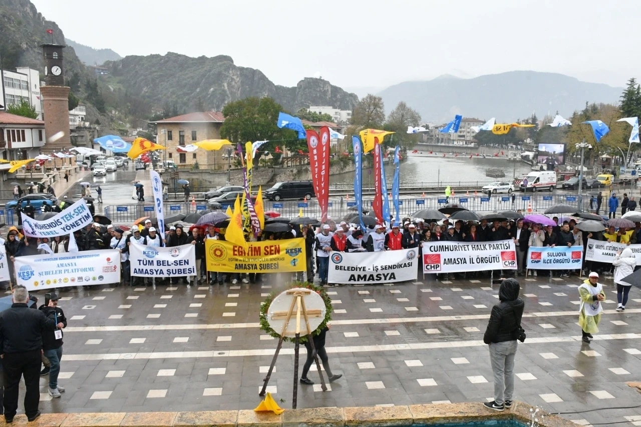 Amasya’da yağmur altında 1 Mayıs kutlaması
