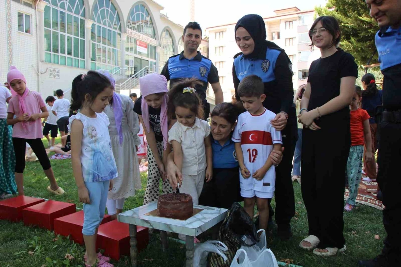 Amasya polisinden Kur’an kursunda eğitim gören çocuklara pasta sürprizi

