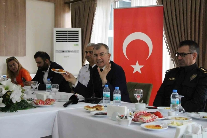 Amasya Valisi Doruk esnaflara seslendi: &ldquo;Tanıtım i&ccedil;in misket elması kurusu ikram edin&rdquo;
