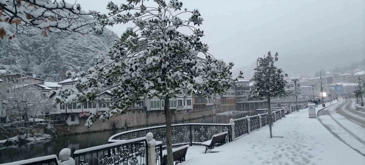 Amasya yeni yıla karla girdi, şehir beyaza b&uuml;r&uuml;nd&uuml;
