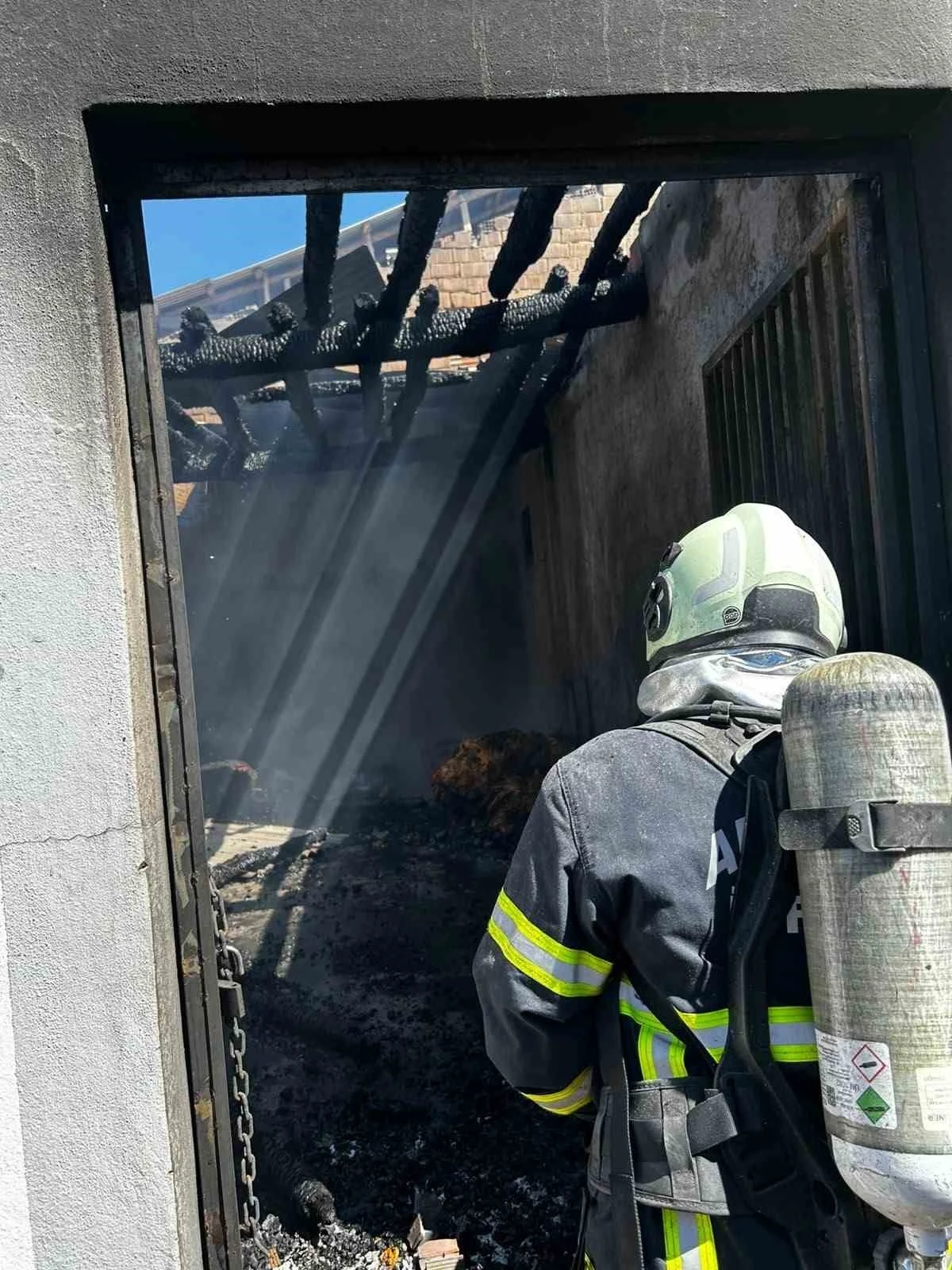 Ambar ve &ccedil;atı yangını korkuttu

