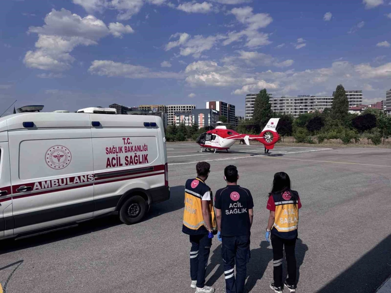 Ambulans helikopter beyin kanaması ge&ccedil;iren hasta i&ccedil;in havalandı
