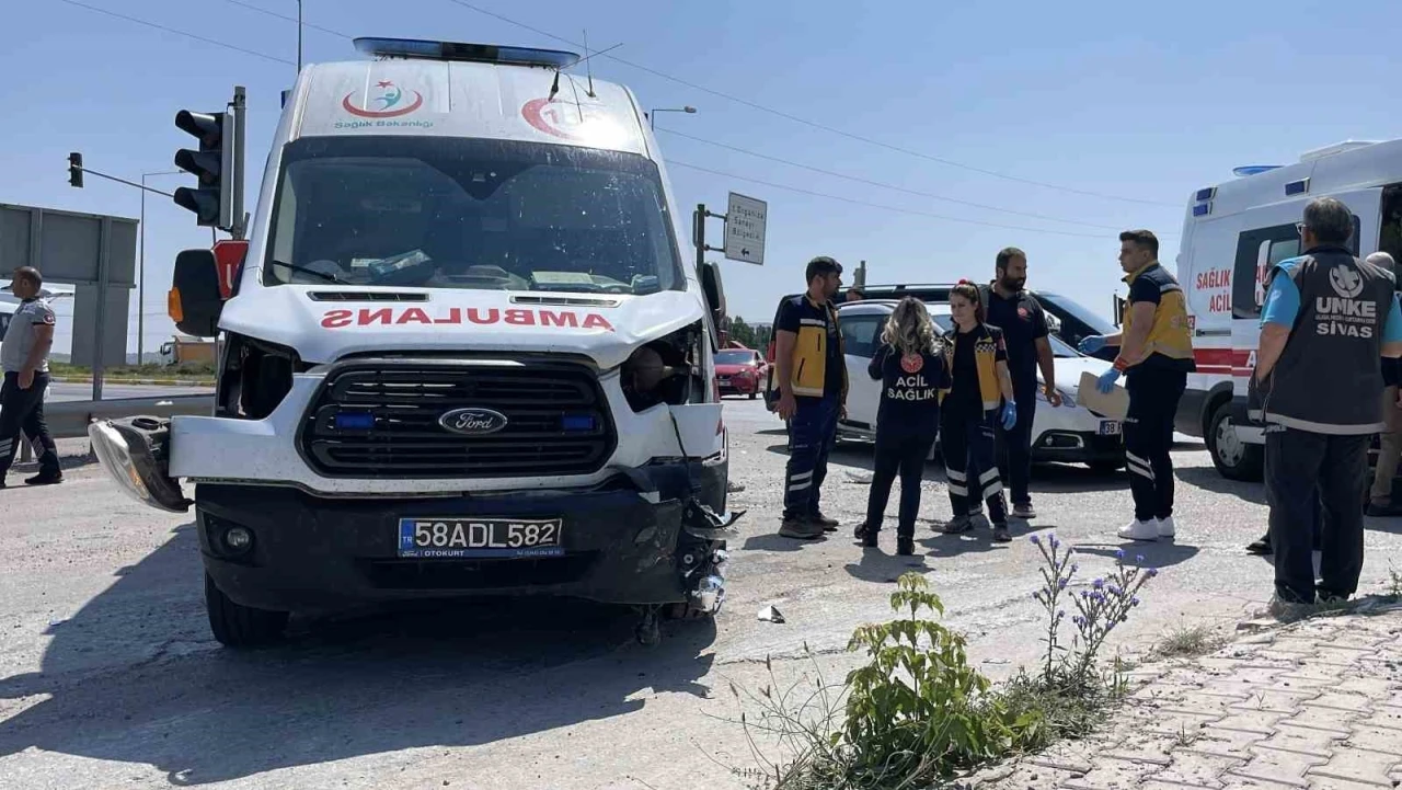 Ambulans ile otomobil kavşakta çarpıştı, 5 yaralı
