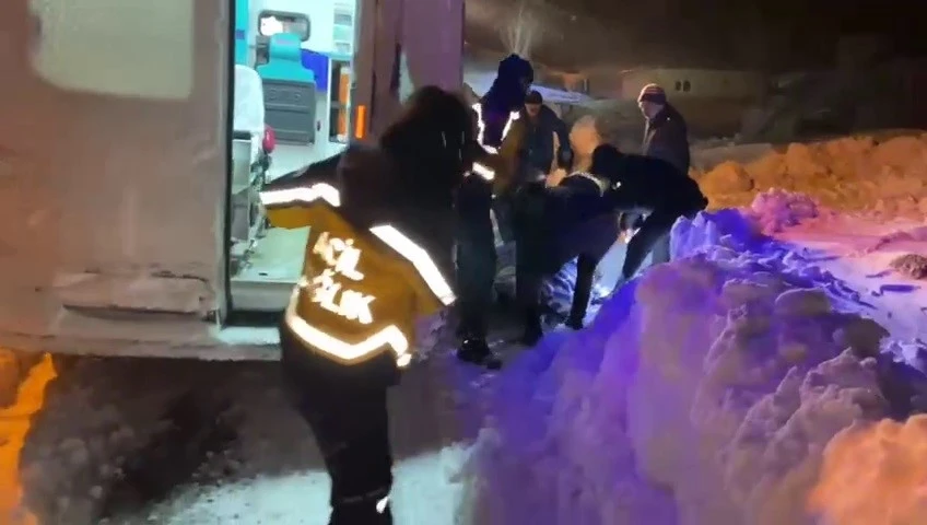 Ambulans karla m&uuml;cadele ekiplerinin yardımıyla hastaya ulaştı
