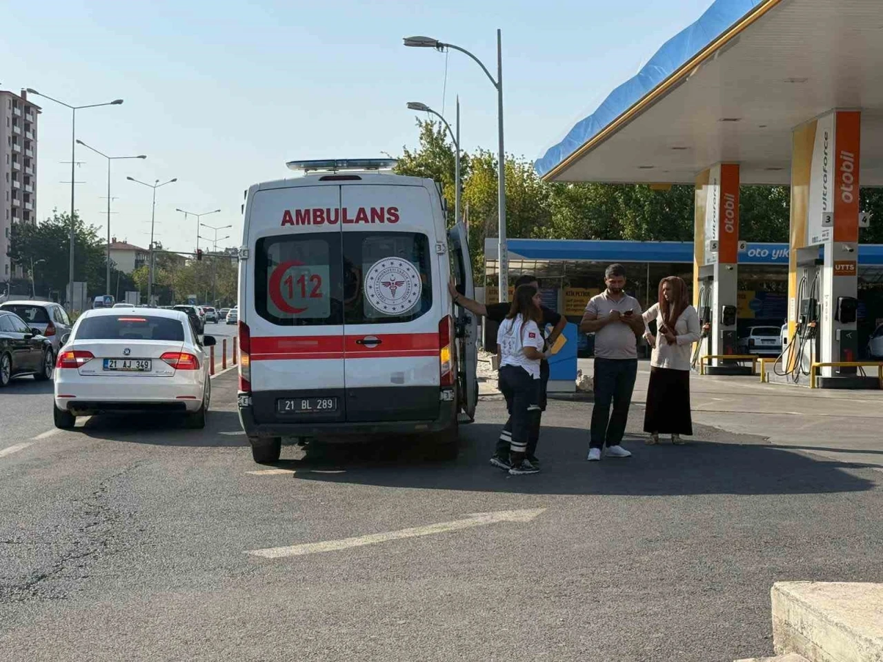 Ambulans kazaya karıştı, sağlıkçılar muhabirin görevini engelledi
