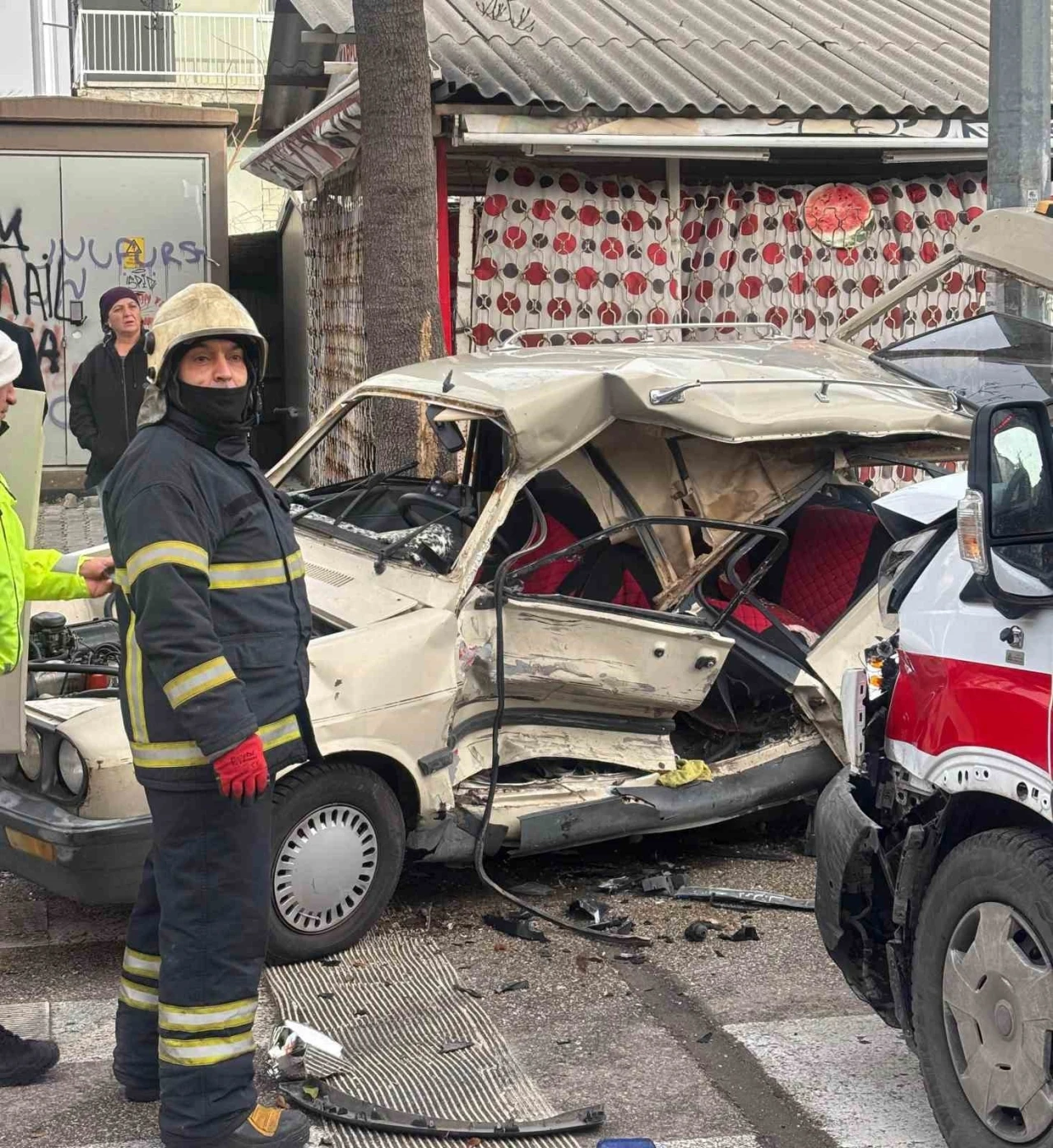 Ambulansla &ccedil;arpışan otomobil hurdaya d&ouml;nd&uuml;: 2 yaralı
