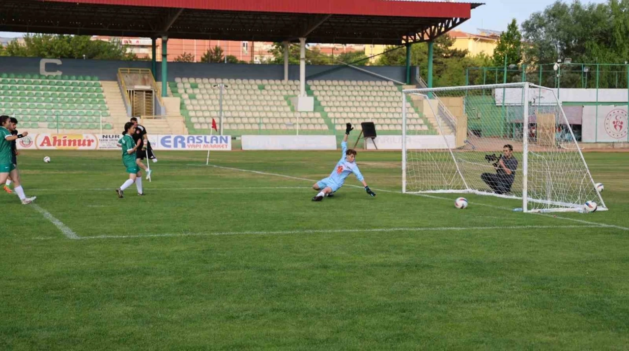 Ampute Milli Futbol Takımı, Kırşehir’de kadın futbol takımıyla hazırlık maçı yaptı
