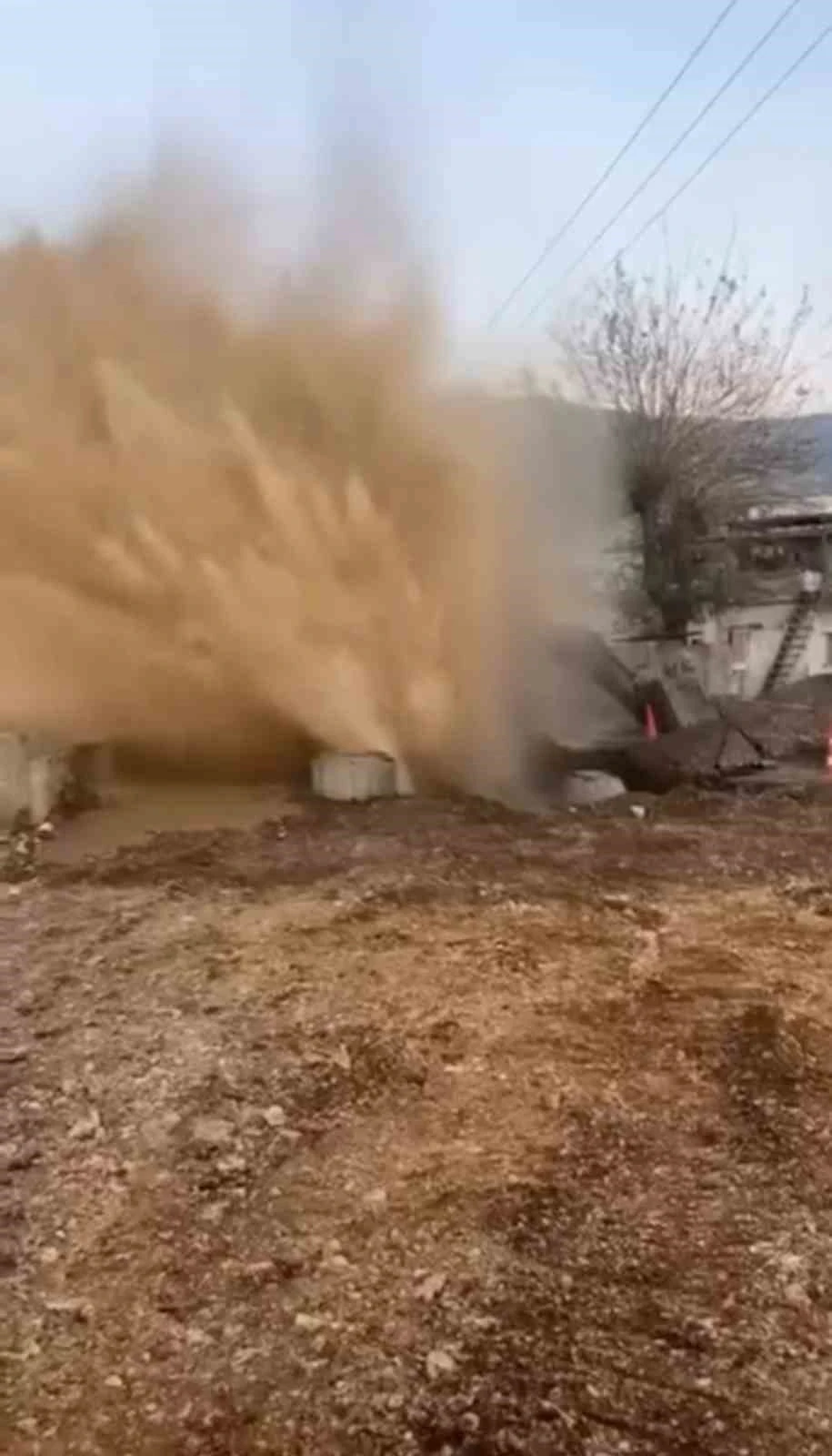 Ana su hattında yaşanan patlamada su metrelerce havaya fışkırdı
