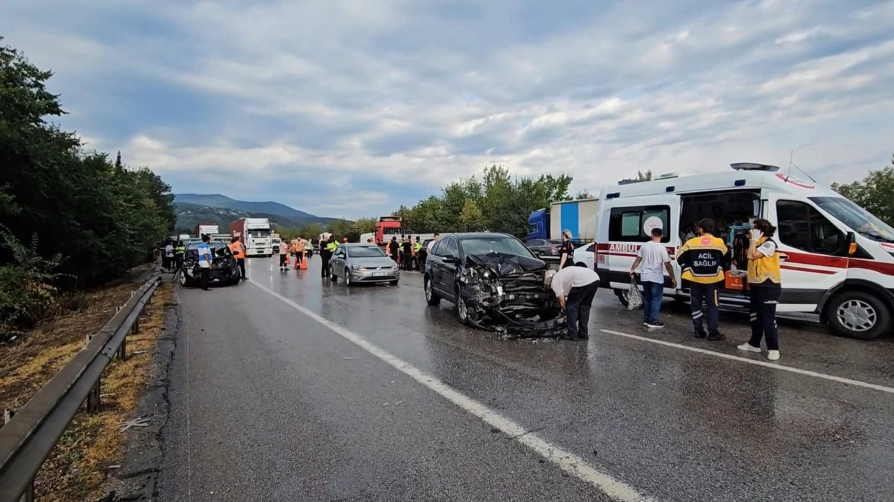 Anadolu Otoyolu’nda 10 araçlı zincirleme kaza: 10 yaralı
