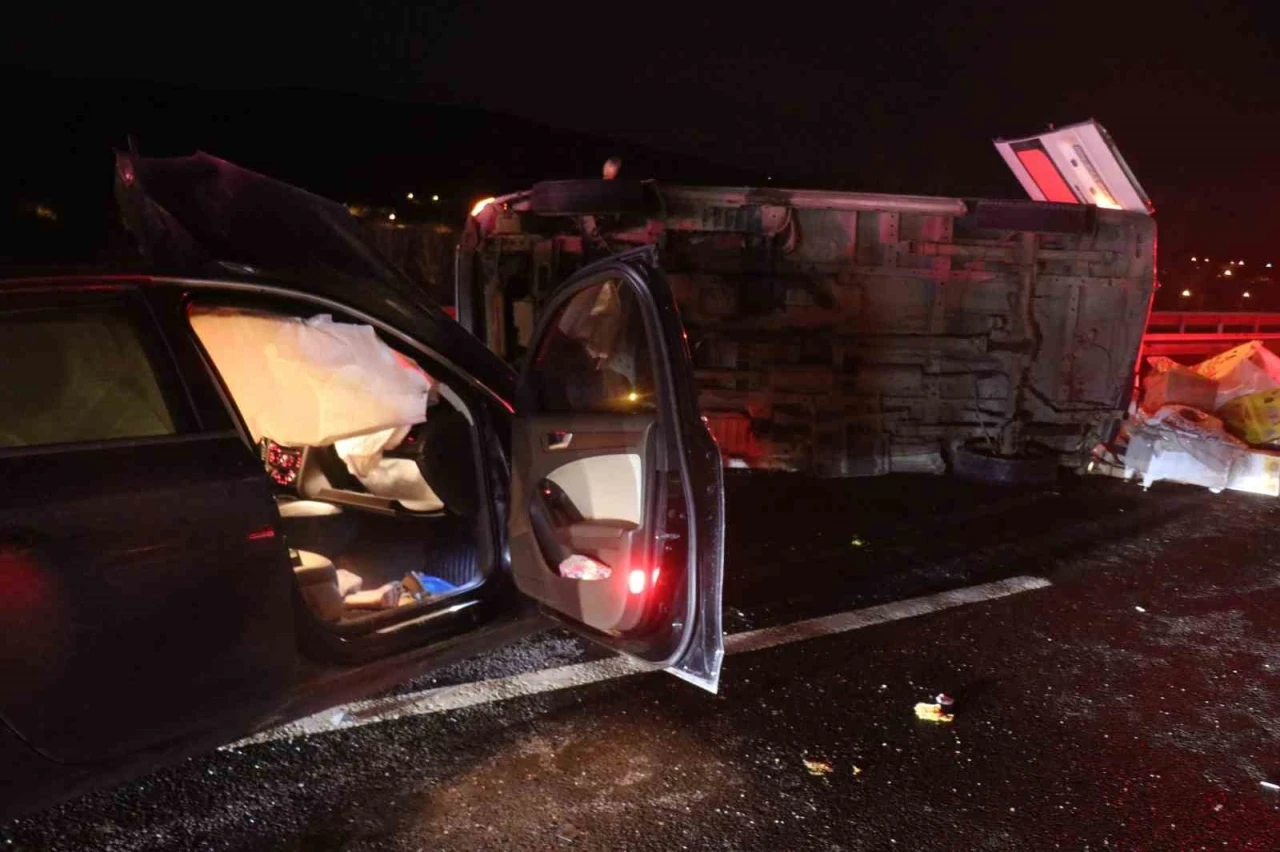 Anadolu Otoyolu&rsquo;nda aynı istikamette giden otomobil ile minib&uuml;s &ccedil;arpıştı: 1 &ouml;l&uuml;, 3 yaralı
