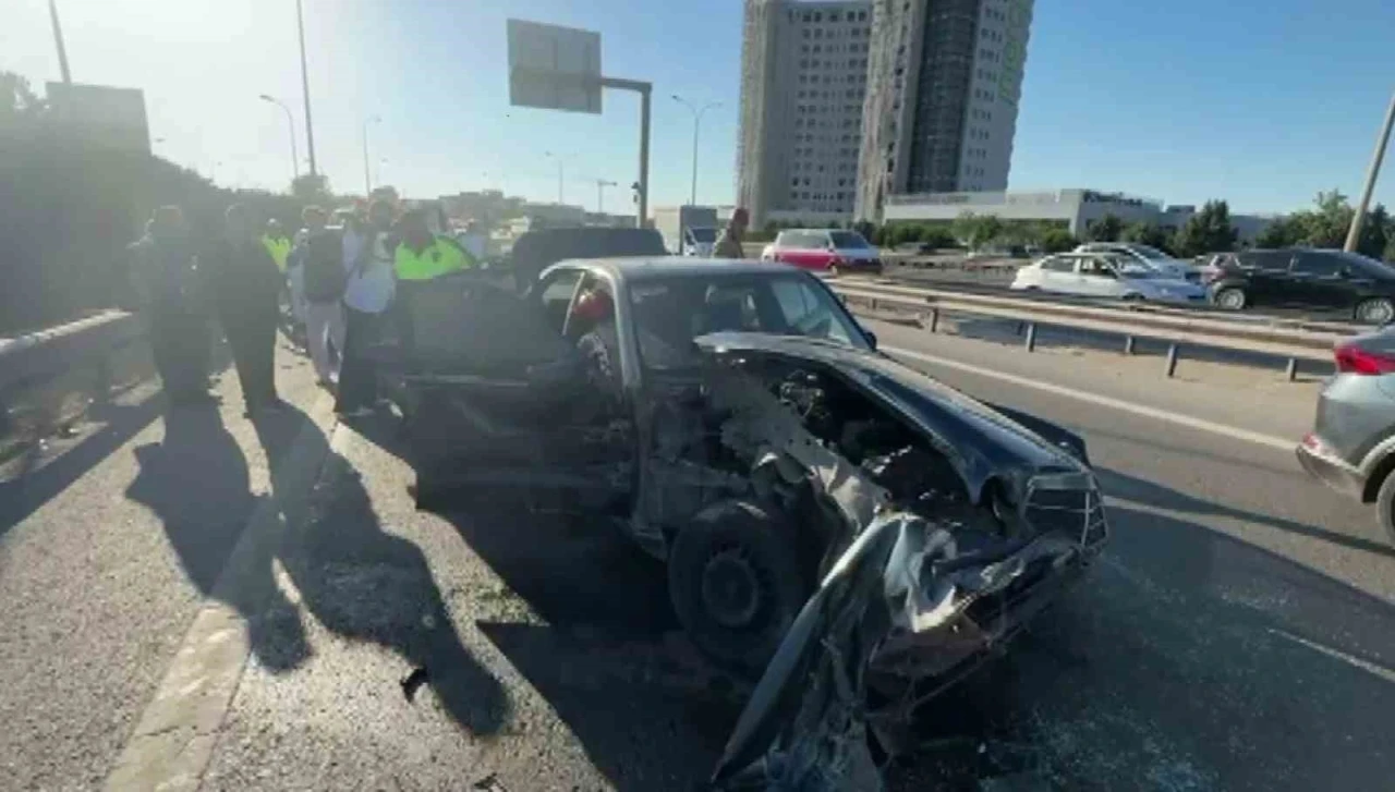 Anadolu Otoyolu’nda bariyerlere çarpan otomobile arkadan gelen araç çarptı: 4 yaralı
