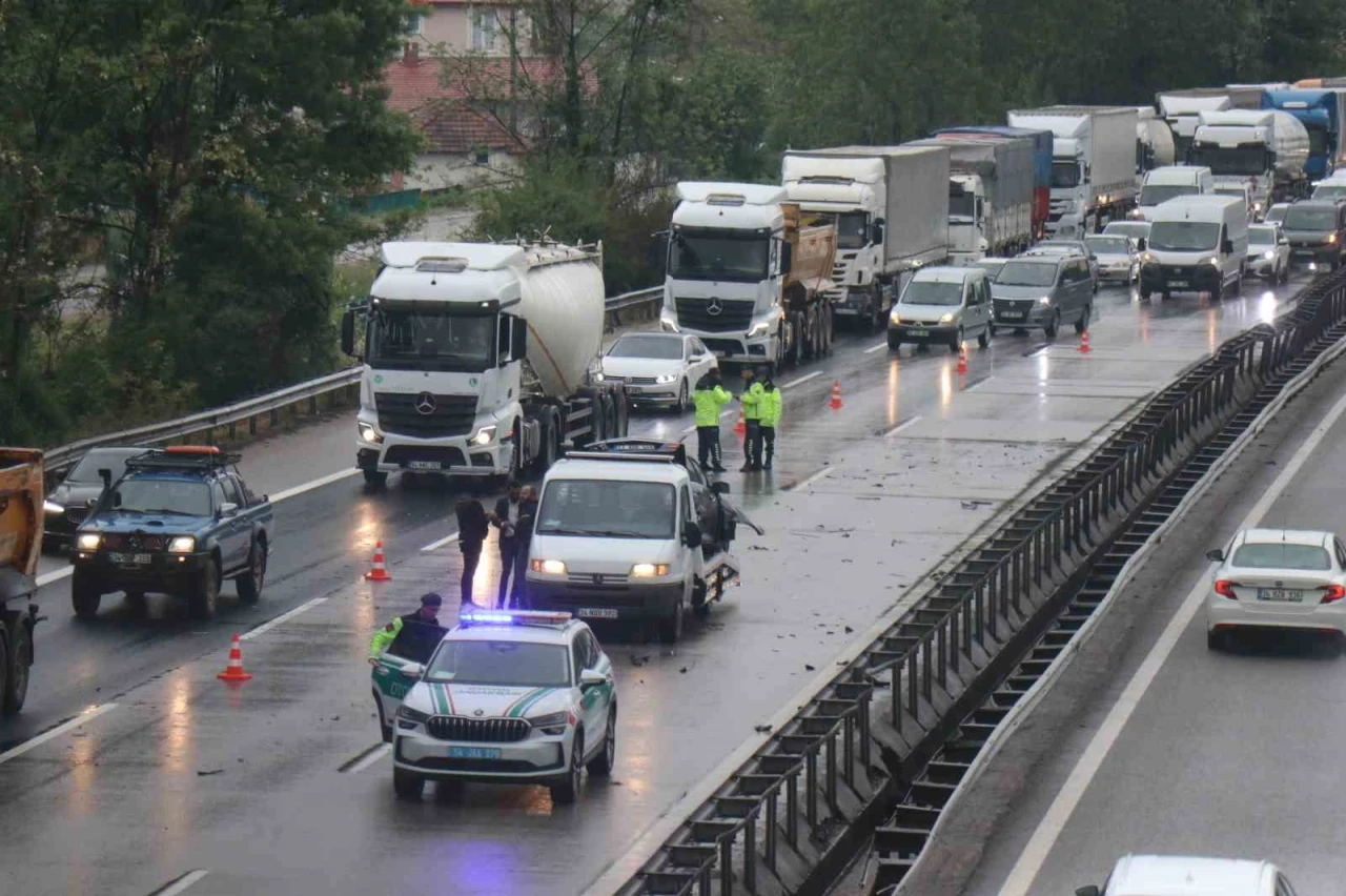 Anadolu Otoyolu’nda yağmur ile kazalar peş peşe geldi: Her iki istikamette de trafik aksadı
