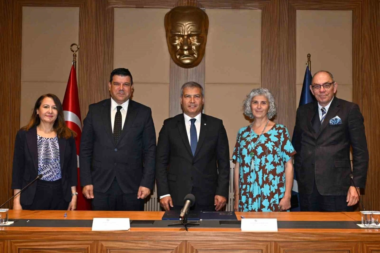 Anadolu Üniversitesi ile Kıbrıs Doğu Akdeniz Üniversitesi arasında iş birliği protokolü imzalandı
