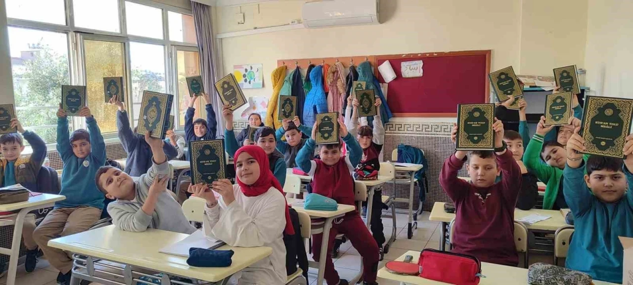 Anamur&rsquo;da &ouml;ğrencilere Kur&rsquo;an-ı Kerim hediye edildi
