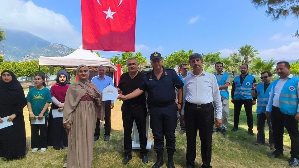 Anamur&rsquo;da Umre &ouml;d&uuml;ll&uuml; bilgi yarışması kazananları &ouml;d&uuml;llerini aldı
