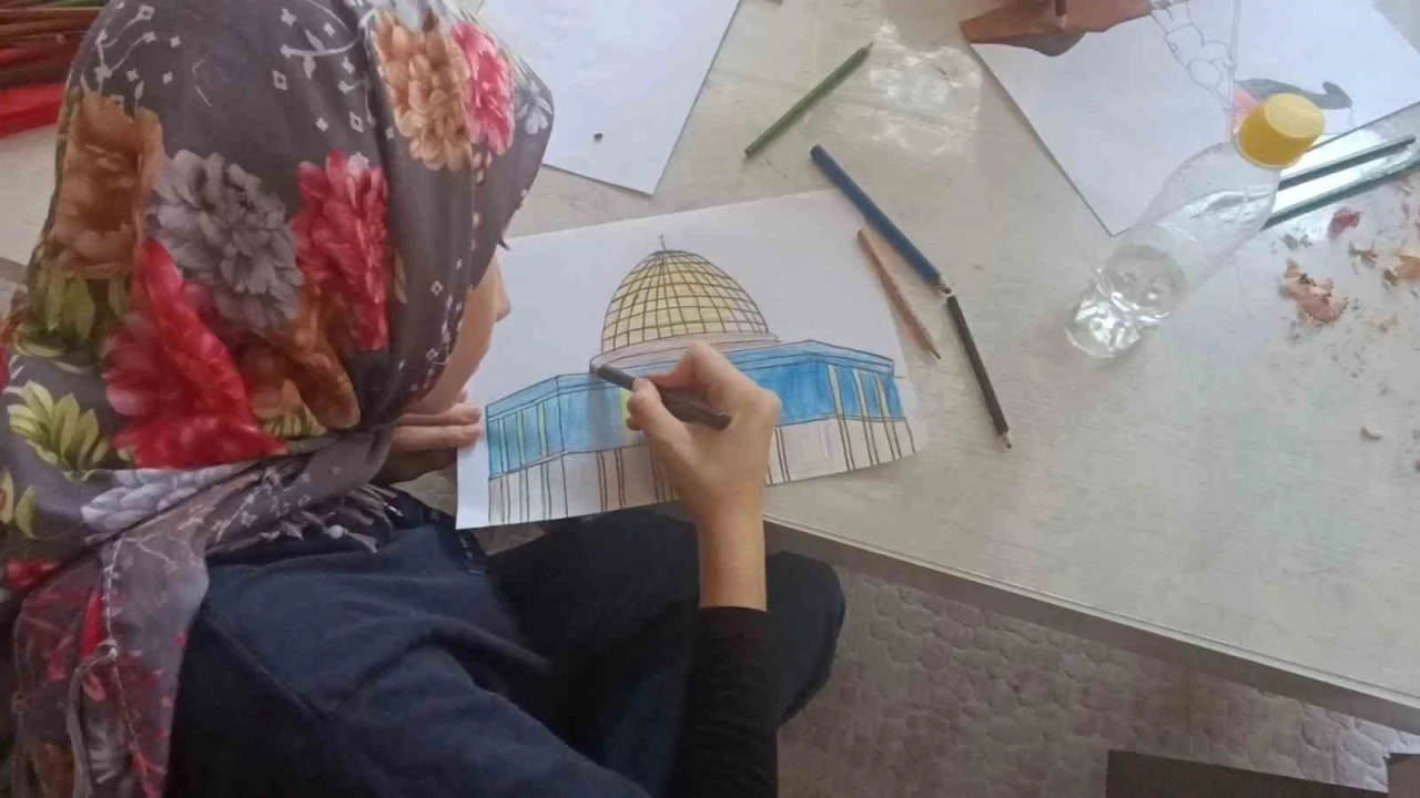 Anamur’da Yaz Kur’an Kursu öğrencilerinden Gazze’ye çizimli destek
