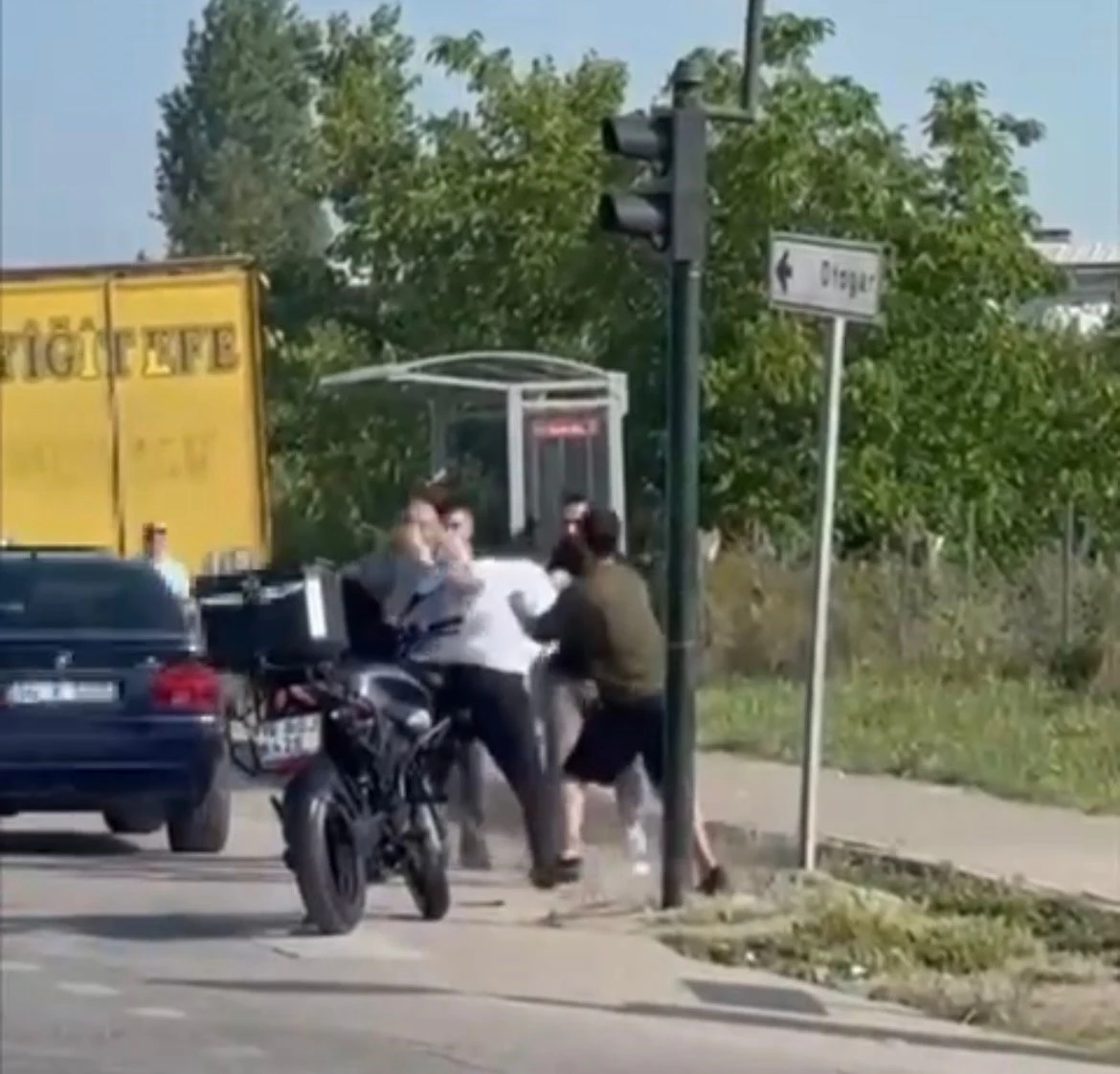 Anayol boks ringine döndü... Trafik durdu yumruklar havada uçuştu
