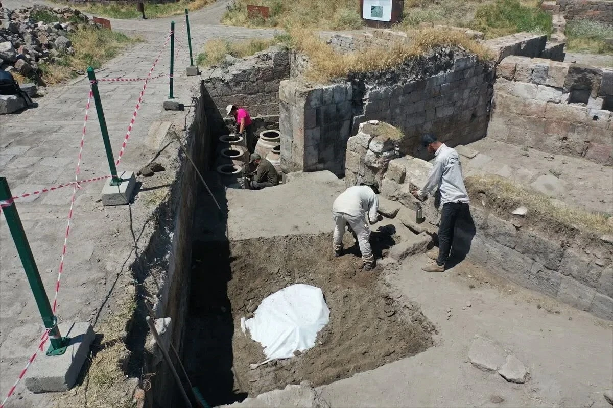 Ani &Ouml;renyeri&rsquo;nde 900 yıllık erzak deposu g&uuml;n y&uuml;z&uuml;ne &ccedil;ıkarıldı
