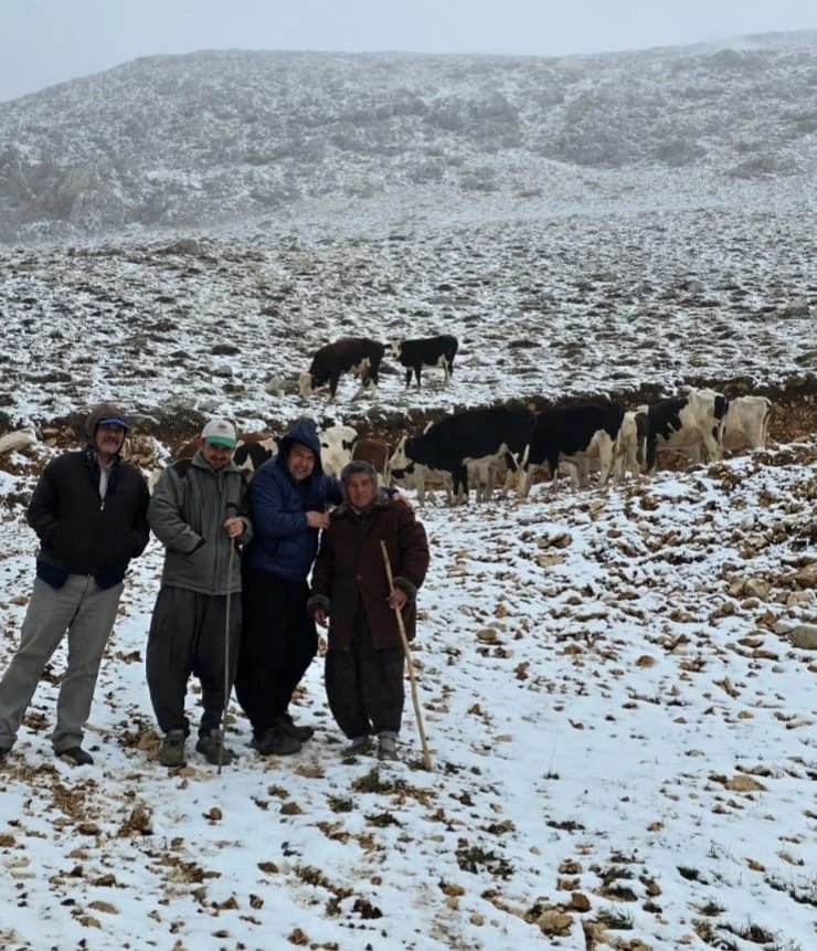 Aniden kar bastırınca yaylada mahsur kalan kadın kurtarıldı
