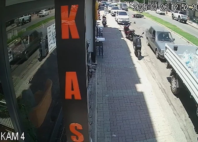 Aniden yola çıkan otomobile çarpan motosikletli yaralandı

