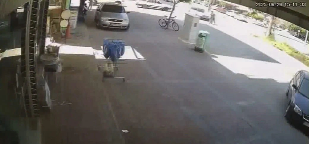Aniden yola fırlayan bisikletli karşısında sürücünün son anda ki tepkisi kameraya yansıdı
