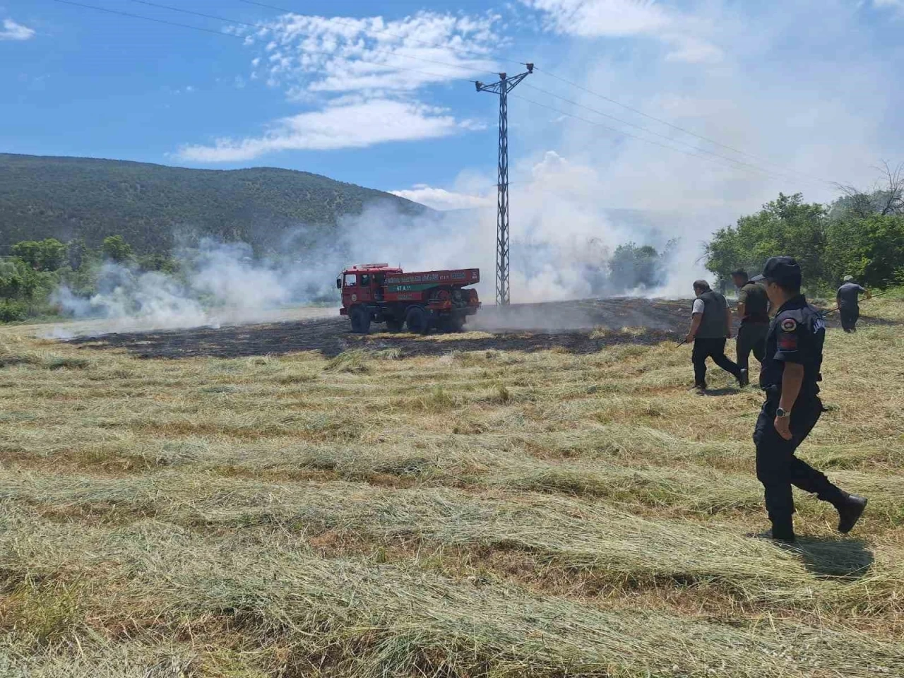 Anız yangını ormana sı&ccedil;ramadan s&ouml;nd&uuml;r&uuml;ld&uuml;
