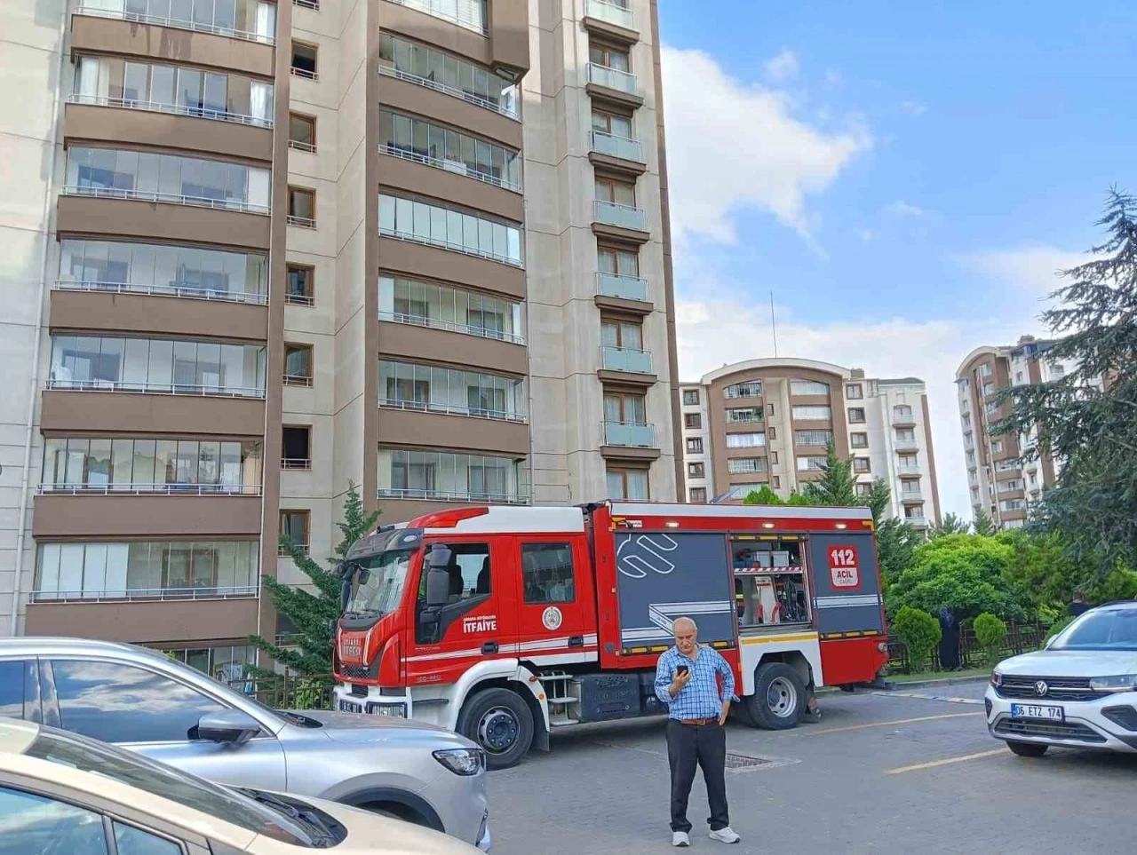 Ankara’da 14 katlı binada çıkan yangında mahsur kalan anne ile oğlu kurtarıldı

