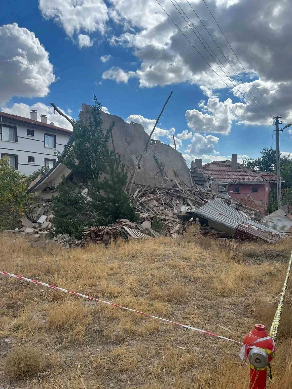 Ankara’da 3 katlı binada göçük
