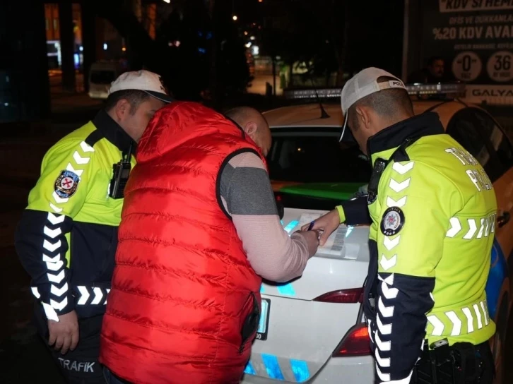 Ankara&rsquo;da 3 saatlik trafik uygulamasında 4 ara&ccedil; trafikten men edildi
