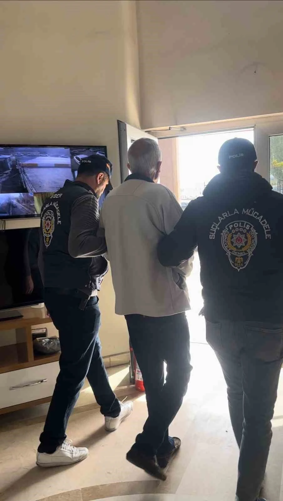 Ankara’da 42 yıl kesinleşmiş hapis cezası bulunan firari hükümlü yakalandı
