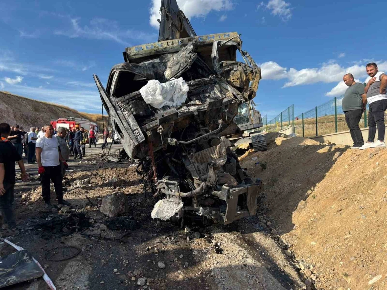 Ankara&rsquo;da ABB&rsquo;ye ait kamyon kaza yaptı: 2 iş&ccedil;i hayatını kaybetti

