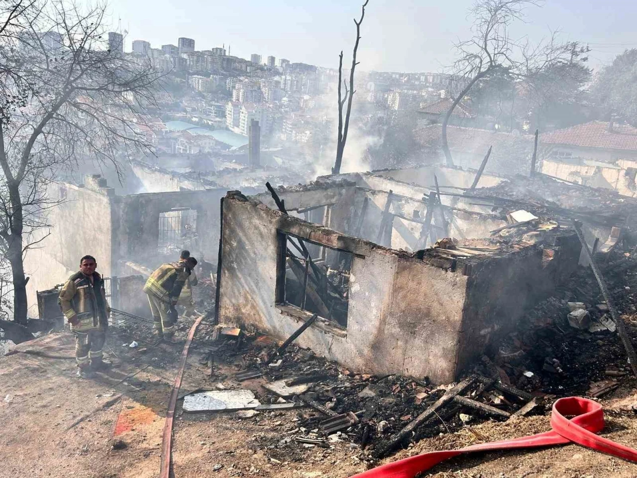 Ankara’da ağaçlık alanda çıkıp gecekondulara sıçrayan yangın söndürüldü
