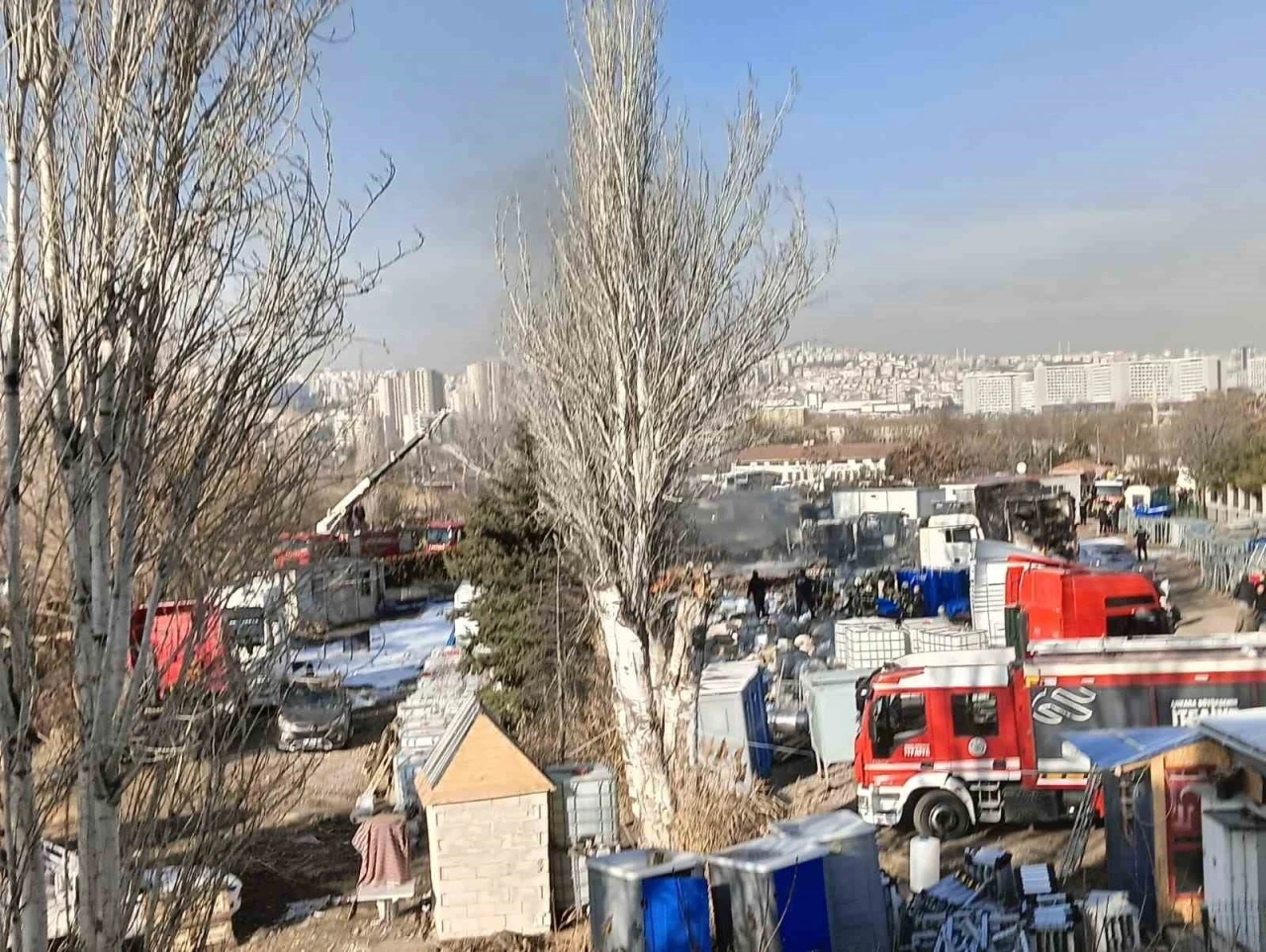 Ankara&rsquo;da alkol y&uuml;kl&uuml; tırlar alev aldı
