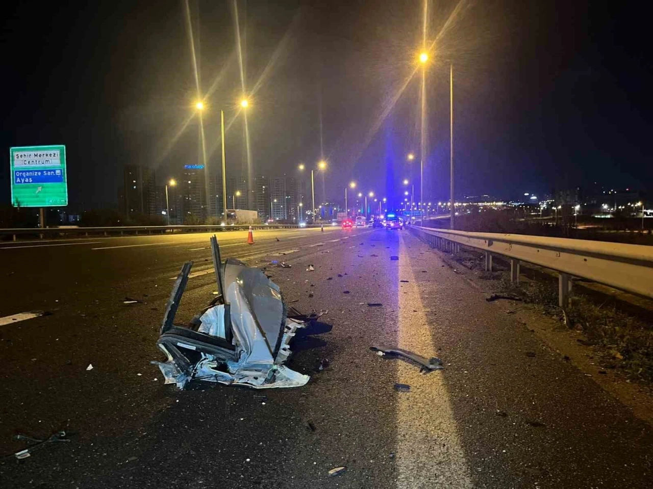 Ankara’da bir otomobil tırın altına girdi: 2 ölü 1 ağır yaralı
