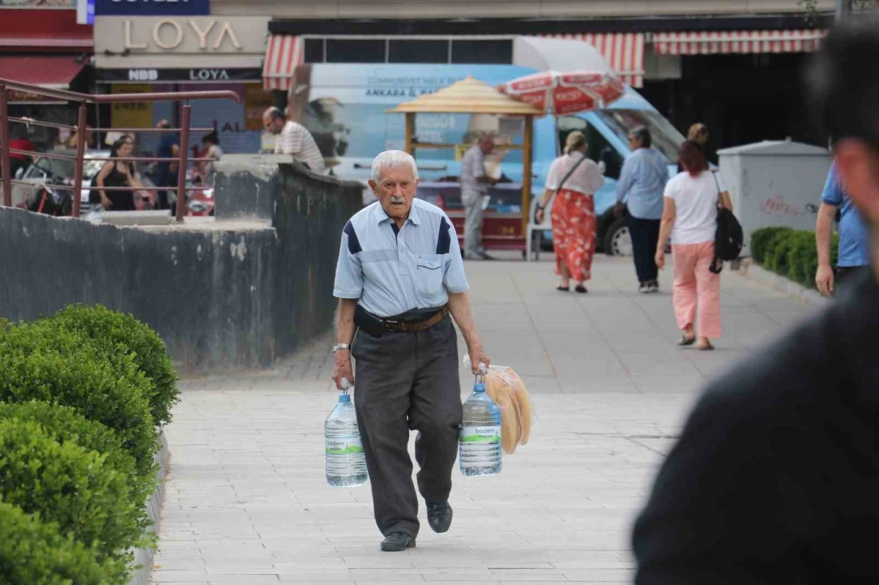 Ankara’da bunaltıcı sıcaklıklar hem vatandaşı hem esnafı zorluyor
