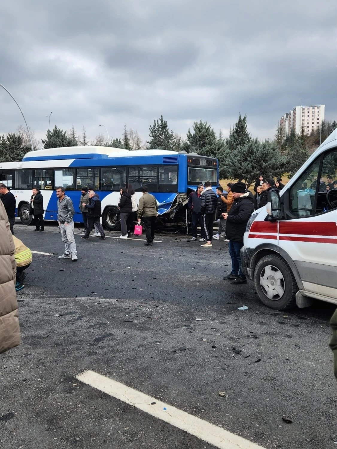 Ankara&rsquo;da durakta bekleyen EGO otob&uuml;s&uuml;ne otomobil &ccedil;arptı: 1&rsquo;i ağır 4 yaralı
