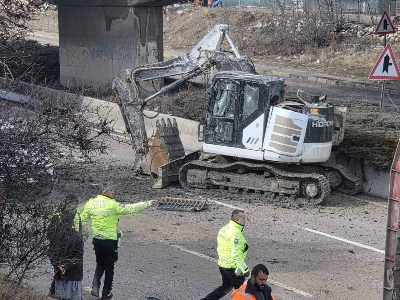 Ankara&rsquo;da facianın eşiğinden d&ouml;n&uuml;ld&uuml;: Tırdaki kep&ccedil;e k&ouml;pr&uuml;ye takılıp yola d&uuml;şt&uuml;
