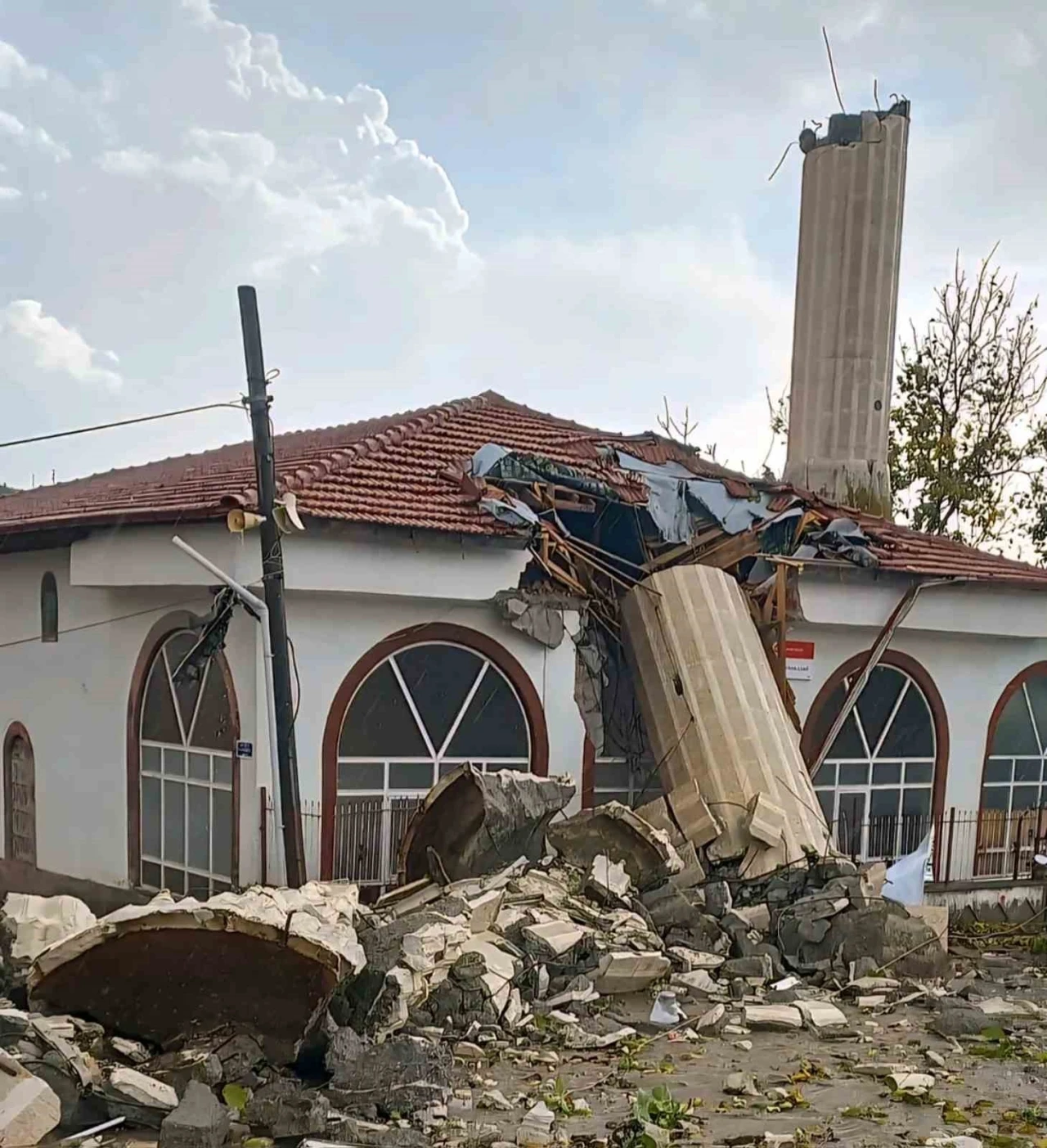 Ankara’da fırtına nedeniyle minare yıkıldı