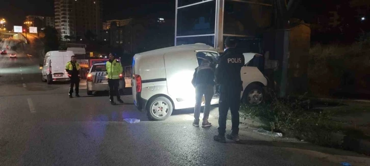 Ankara&rsquo;da hafif ticari ara&ccedil; &uuml;st ge&ccedil;idin ayağına &ccedil;arptı: 2 &ouml;l&uuml;, 1 yaralı
