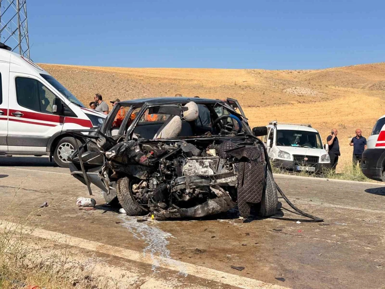 Ankara’da iki araç kafa kafaya çarpıştı: 1 ölü, 4 yaralı
