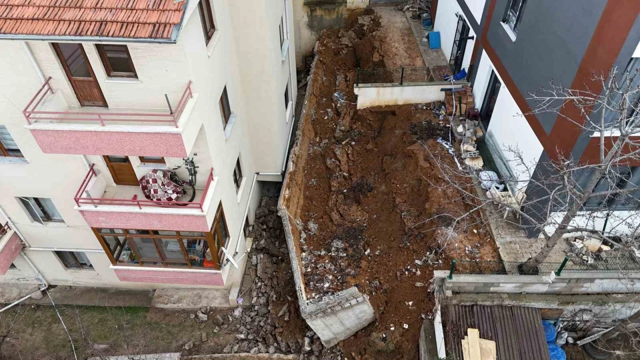 Ankara&rsquo;da istinat duvarı yıkıldı: 5 apartman boşaltıldı
